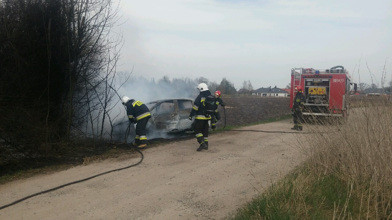 POŻAR SAMOCHODU W BIESTRZYKOWIE !