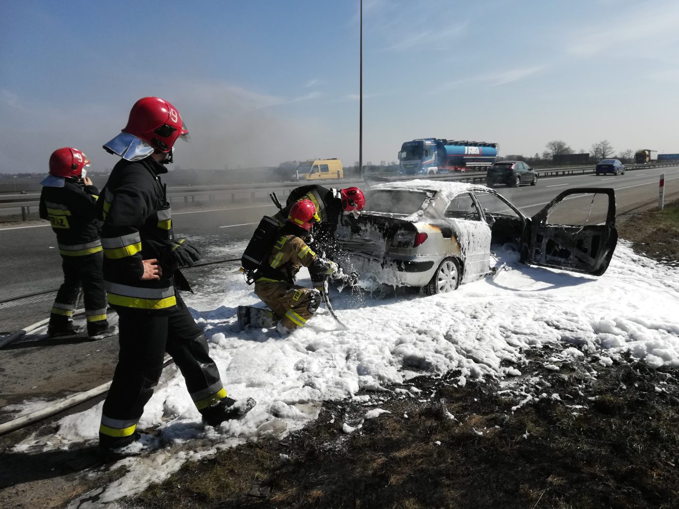 Pożar samochodu na autostradzie